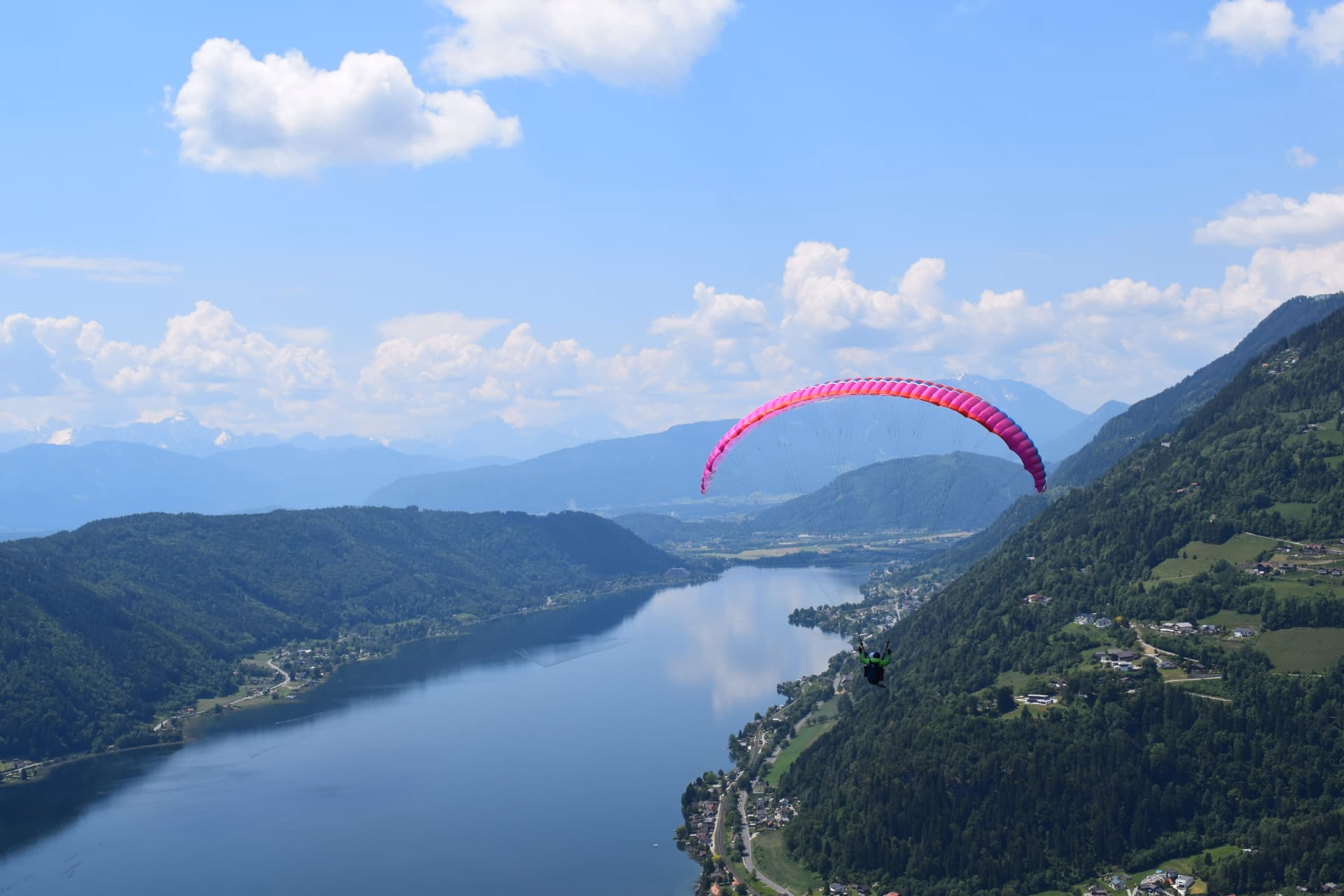 Tandem-Gleitschirm hoch über dem Ossiacher See beim Panoramaflug