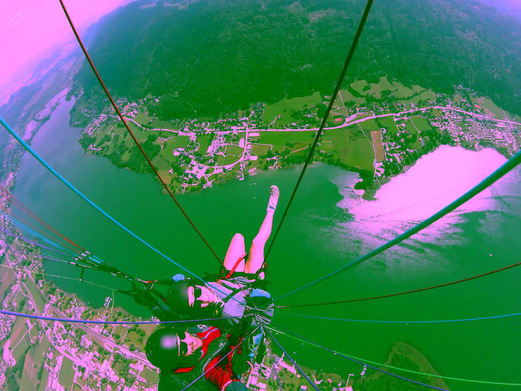 Frühflug mit Blick auf den ruhigen Ossiacher See