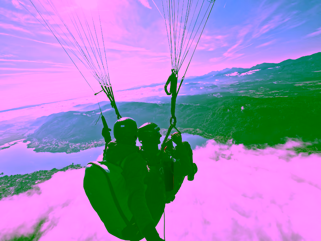 Tandemflug über dem Wolkenmeer mit Blick auf den Ossiacher See